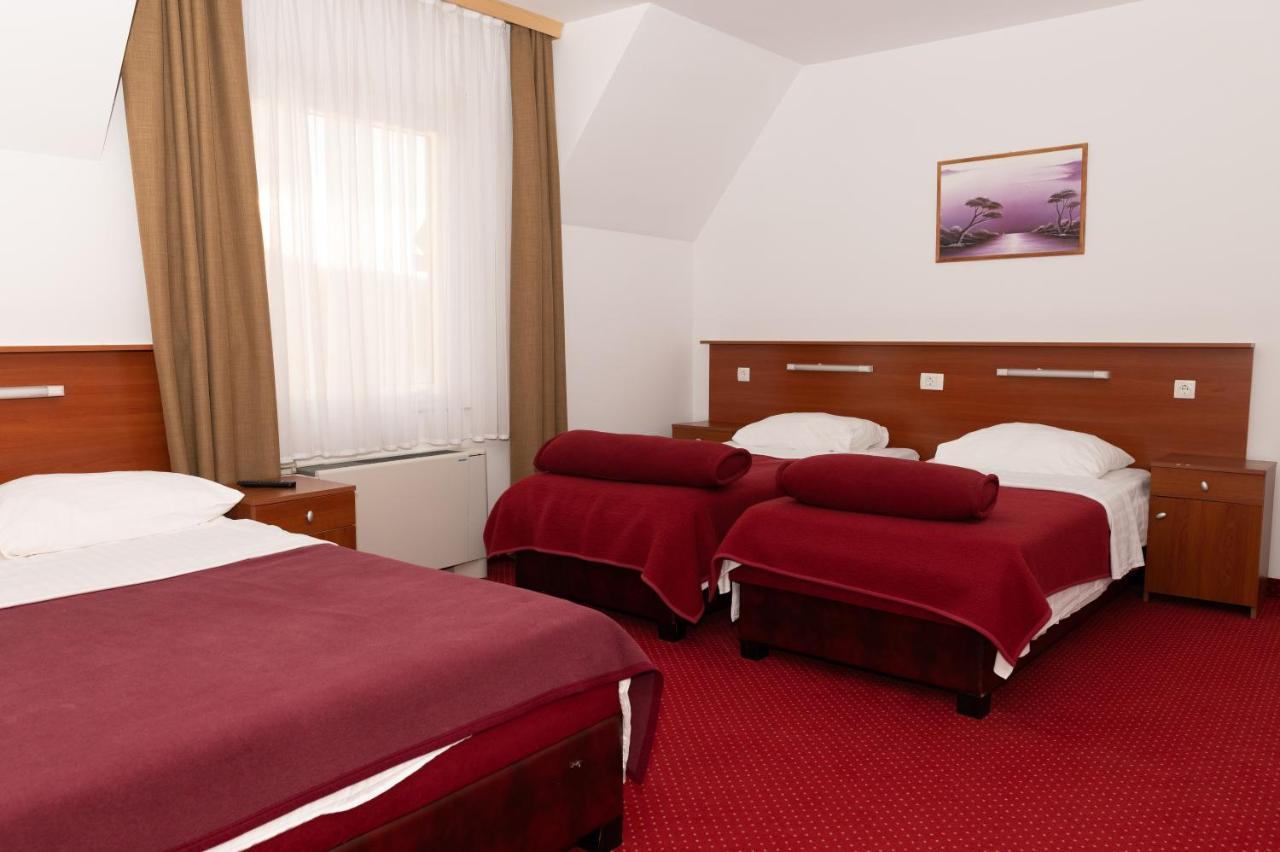 Hotel Mirni Kutak Otočac Exterior foto