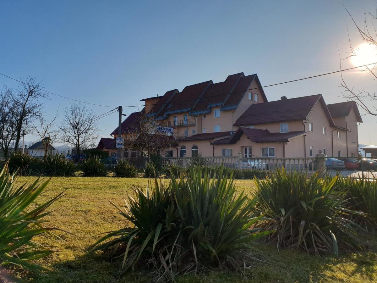 Hotel Mirni Kutak Otočac Exterior foto